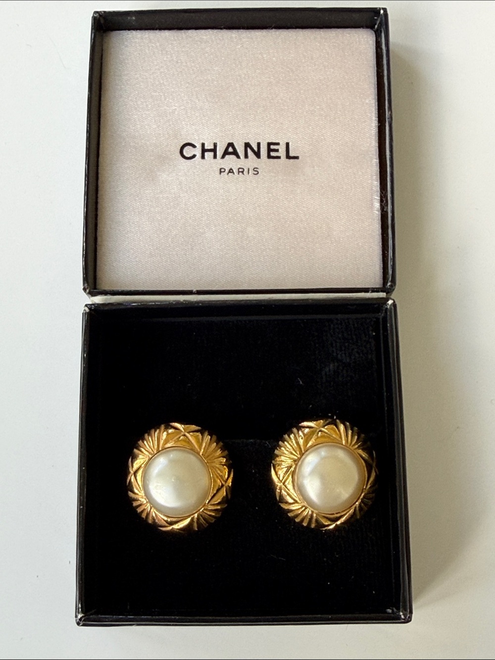 CHANEL Gold and Pearl Round Button Earrings Victoire de Castellane Era 1980’s - Picture 7 of 12